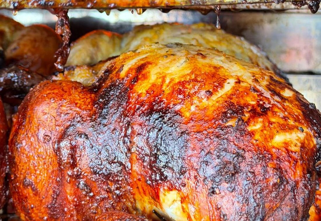 Frangos assando na brasa